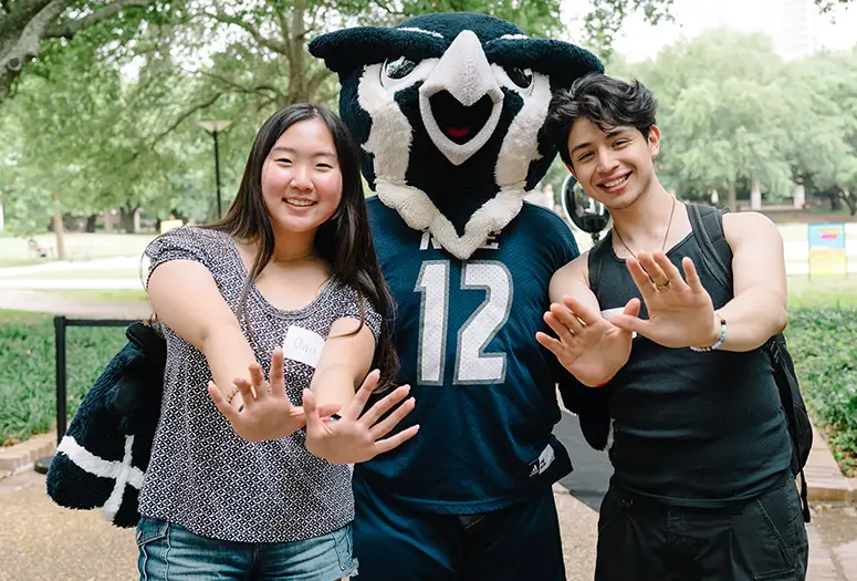 Students with Sammy the Owl